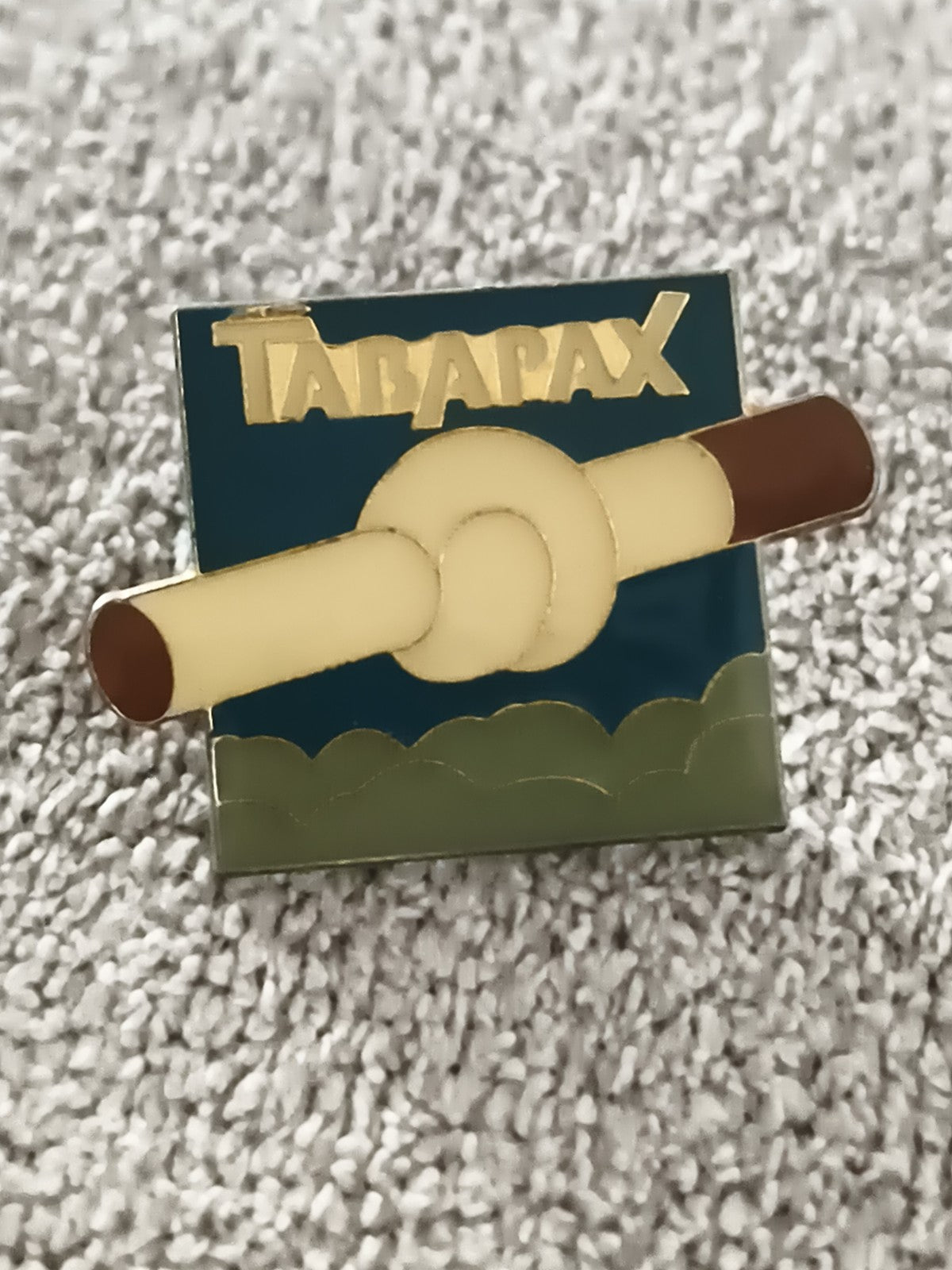 Pin's publicitaire TABAPAX vintage, motif cigarette, émaillé, années 90