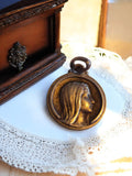 Médaille religieuse catholique vintage dorée visage Vierge, pendentif ancien