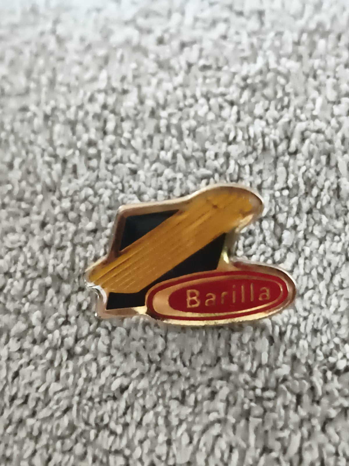Pin's vintage Barilla logo pâte, émaillé, années 90, badge publicitaire rétro