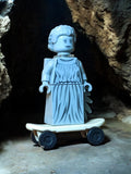 Minifigurine LEGO statue grise sur skateboard ? Figurine rare, collectible