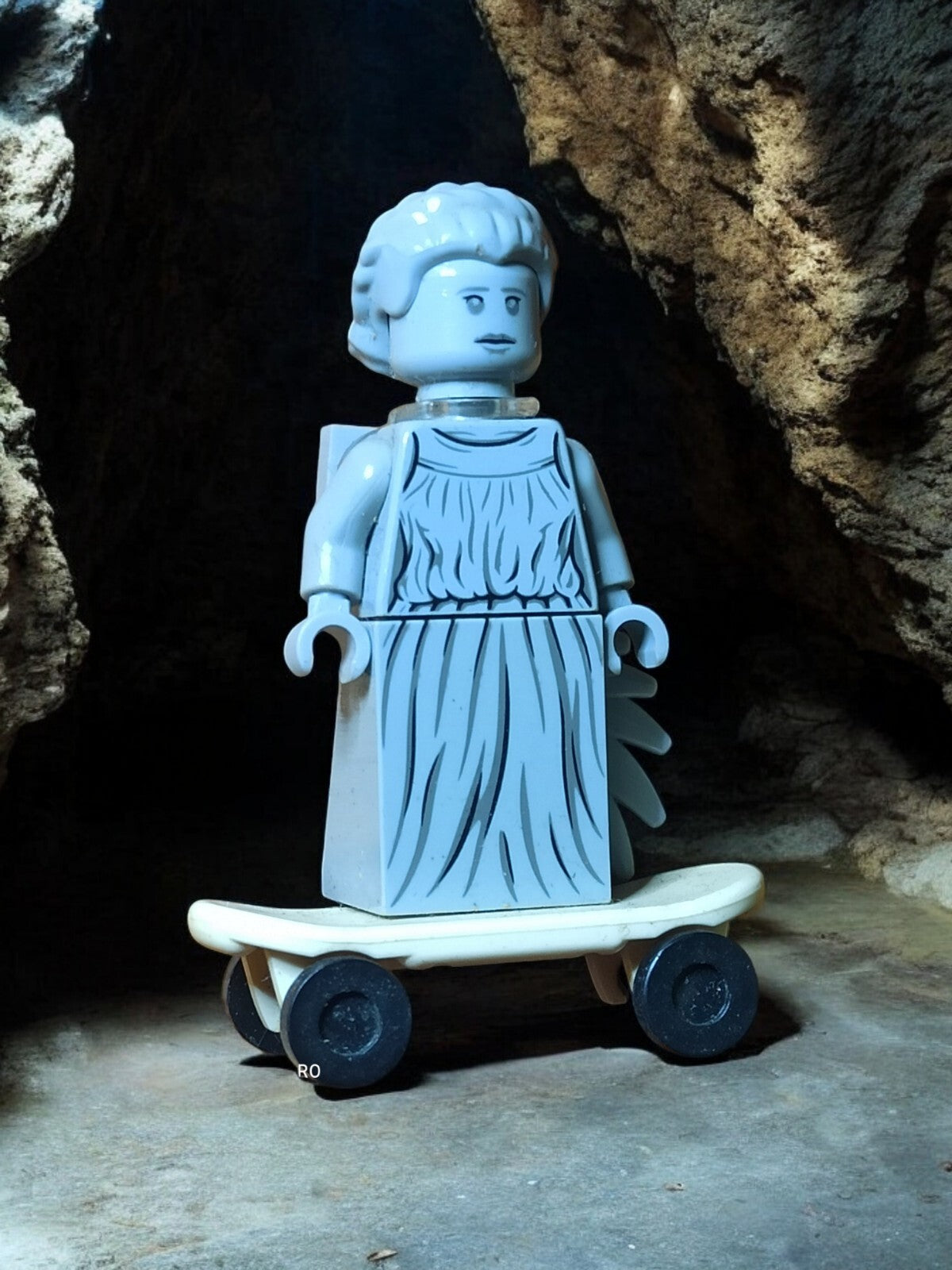 Minifigurine LEGO statue grise sur skateboard ? Figurine rare, collectible