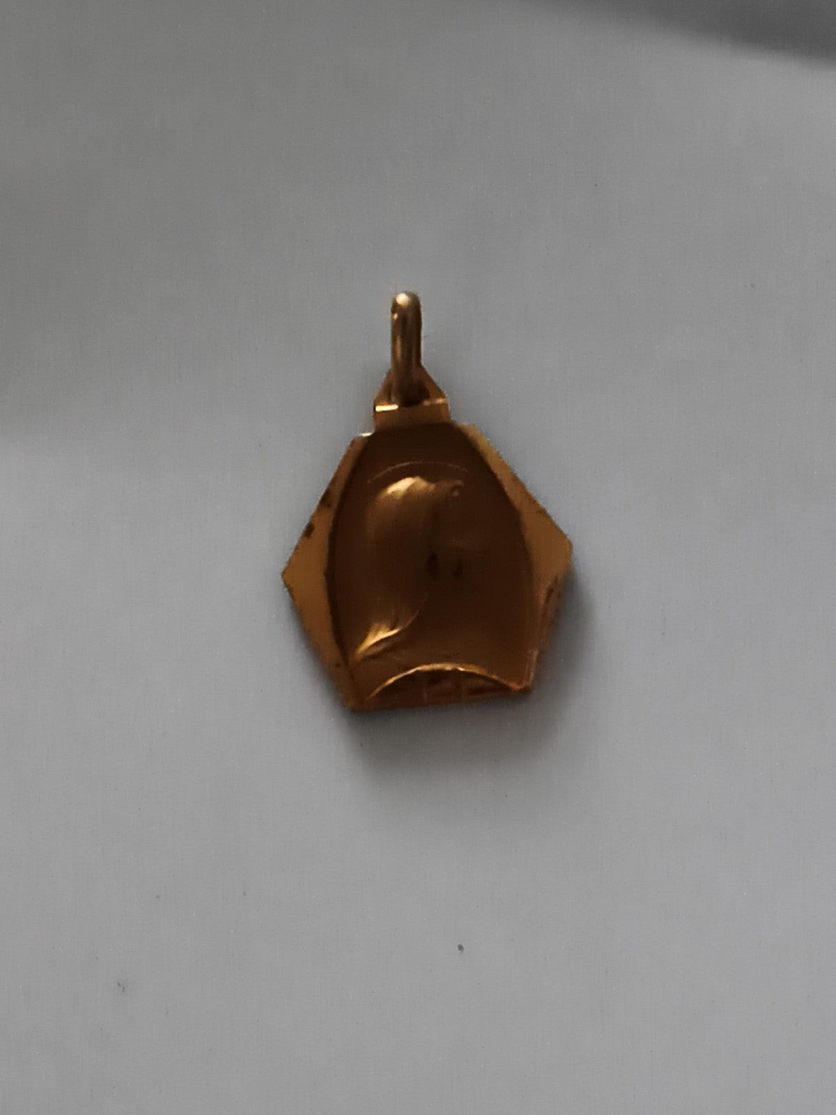 Médaille pendentif hexagonal doré tête profil cheval équitation