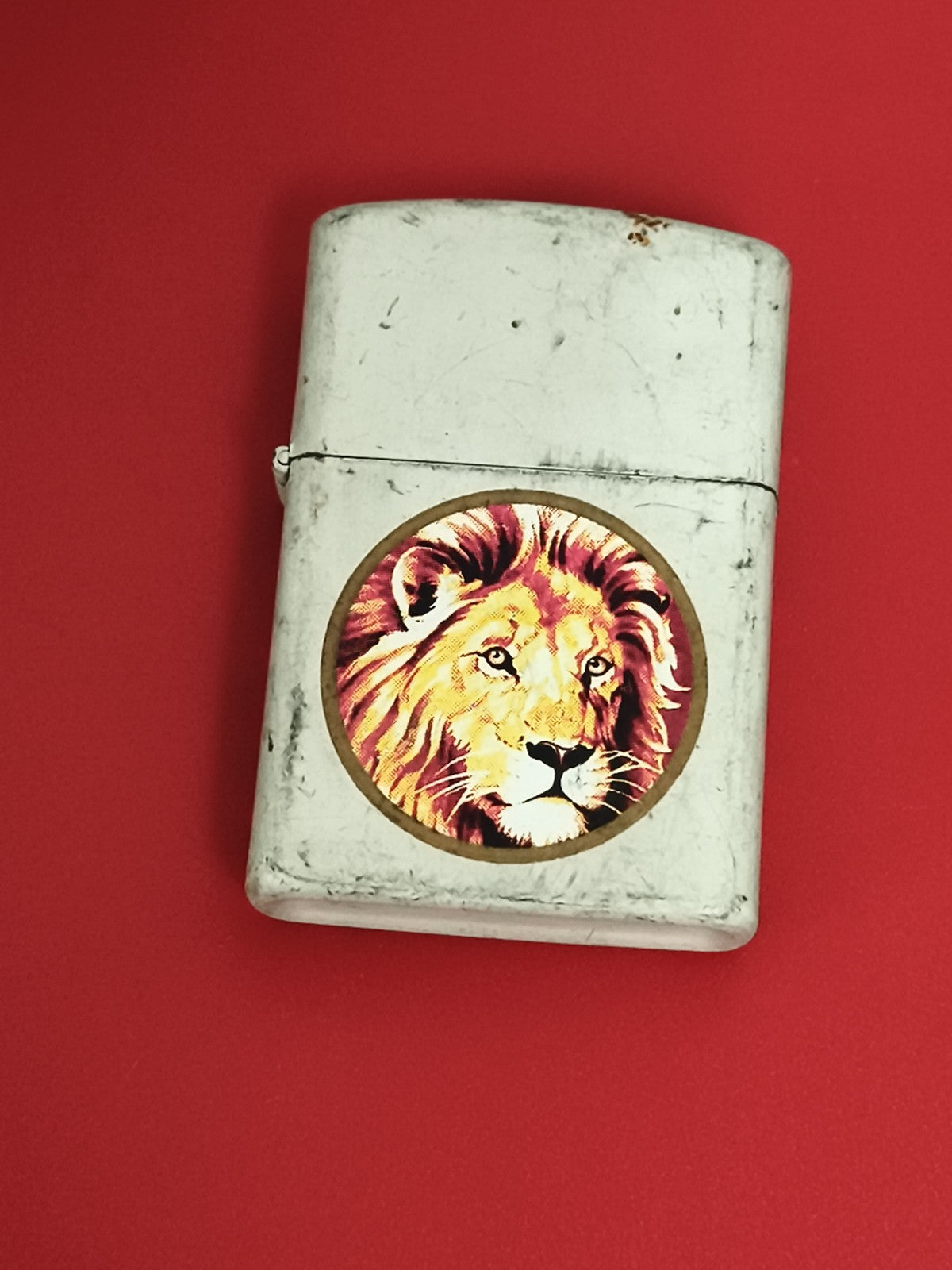 Briquet ancien à essence motif lion, finition métallique vintage, allumeur rétro