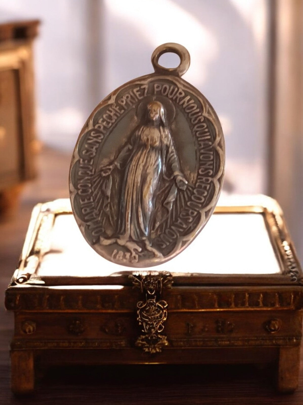 Pendentif médaille miraculeuse Vierge Marie vintage métal religieux ancien