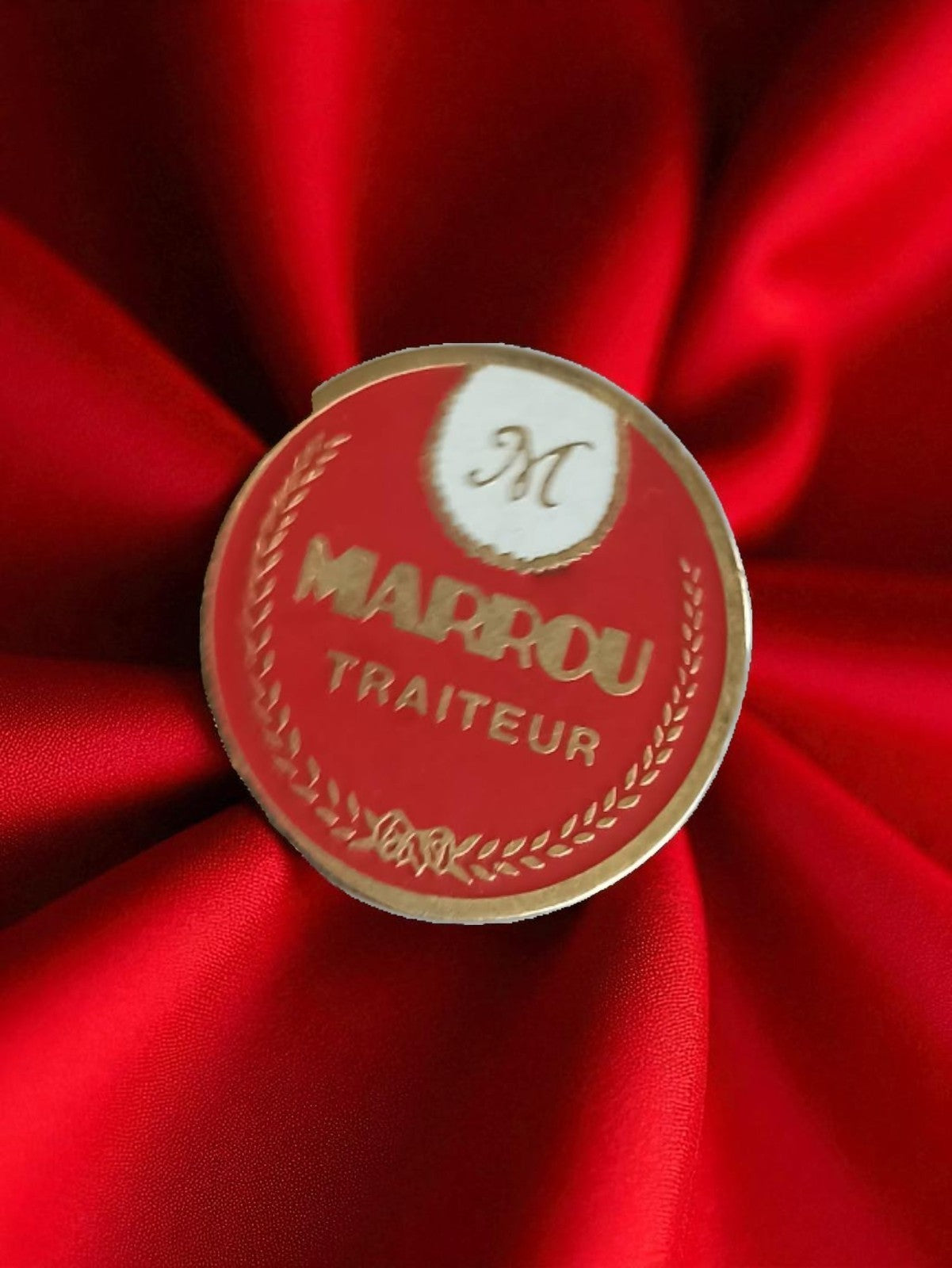 Pin's publicitaire vintage Marrou traiteur rouge doré France rétro