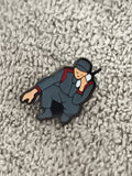 Pin's vintage personnage assis uniforme bleu gris rouge, style années 90 (Ref 5)