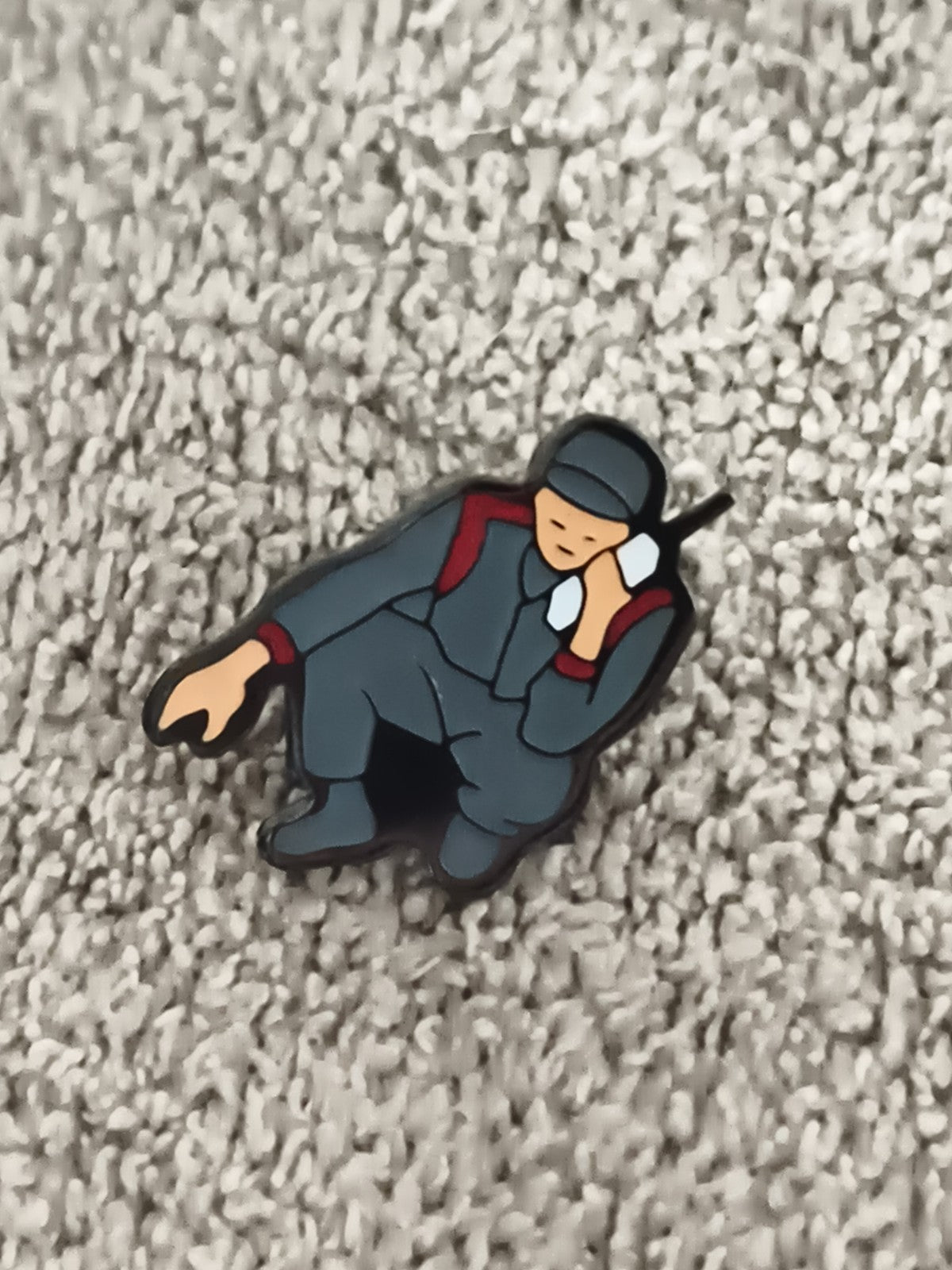 Pin's vintage personnage assis uniforme bleu gris rouge, style années 90 (Ref 5)