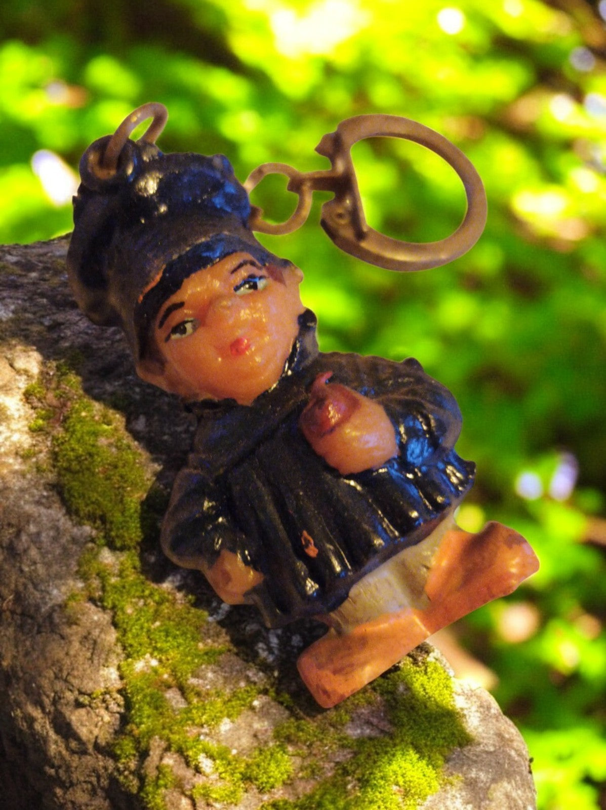 Porte-clés vintage figurine enfant costume breton, aspect métal, ancien