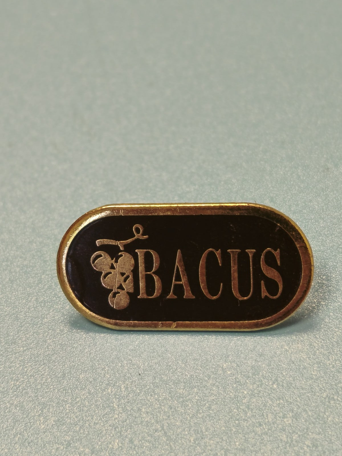 Vintage pin's Bacus ovale noir doré collection vin (Ref 12)