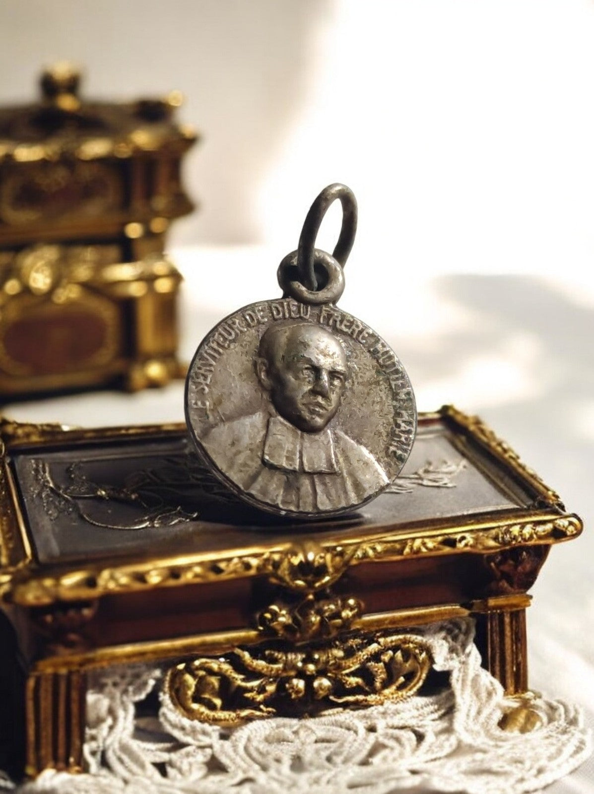 Médaille religieuse catholique vintage métal Frère Mutien-Marie prière