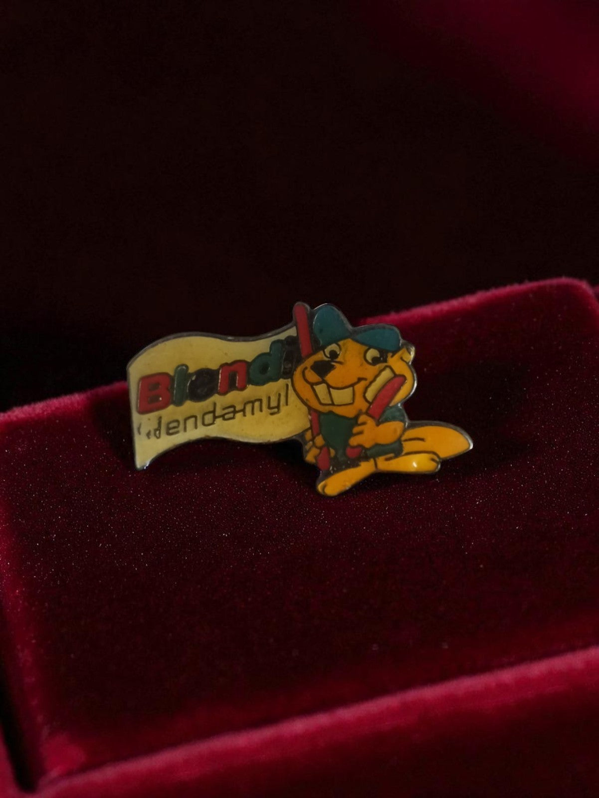 Pin's Blendi Endamyl mascotte vintage pub années 80 rétro badge