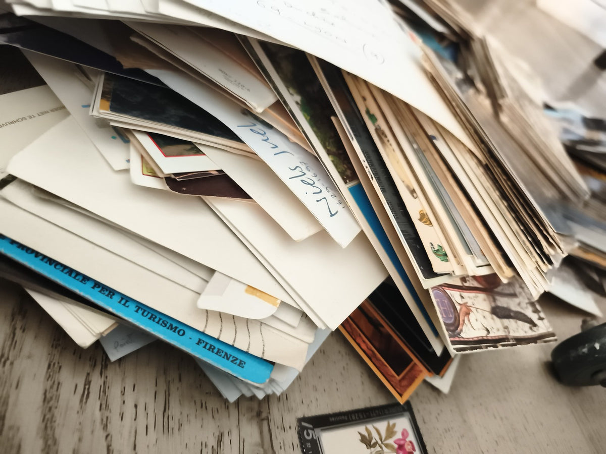 Lot lettres timbrées et cartes postales anciennes à trier philatélie vrac