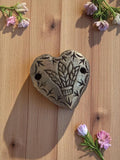 Pendentif cœur vintage en métal gravé années 50 motif fleurs rétro