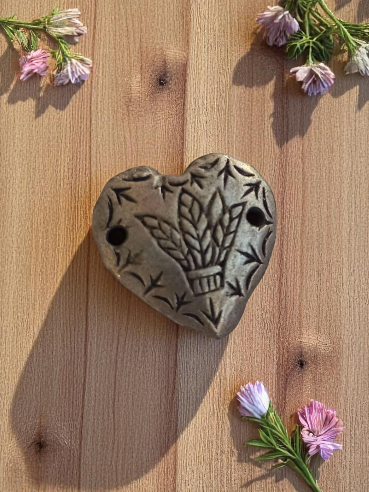 Pendentif cœur vintage en métal gravé années 50 motif fleurs rétro