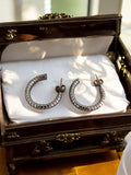 Boucles d’oreilles créoles vintage métal argenté motif carré rétro