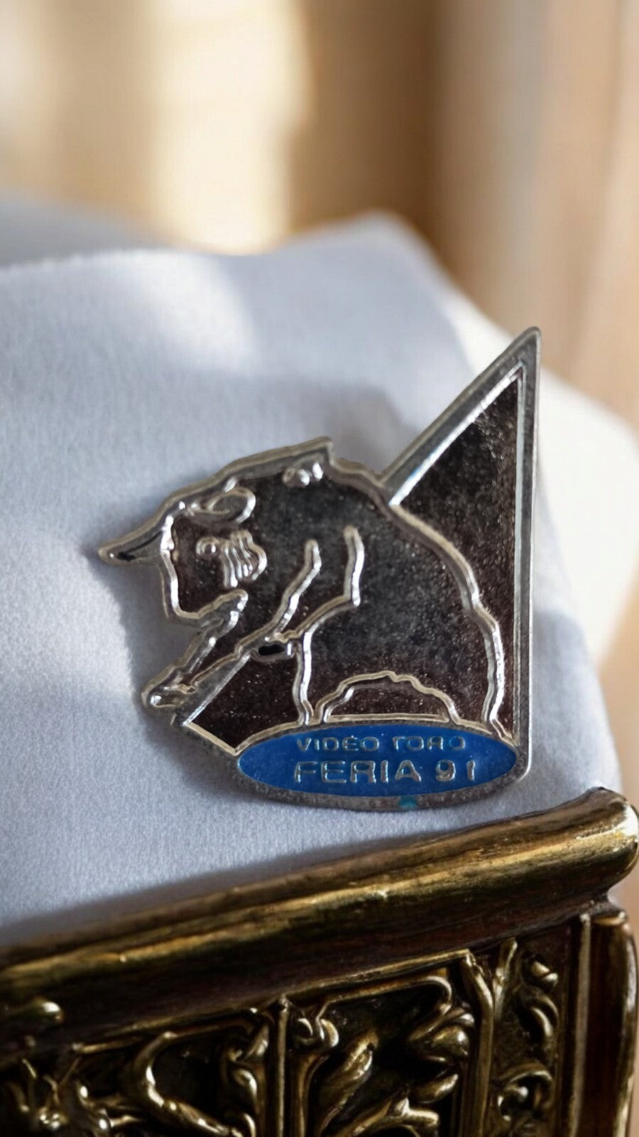 Pin's taureau Feria 91 métal émaillé vintage, badge VIDEO TORO 1991