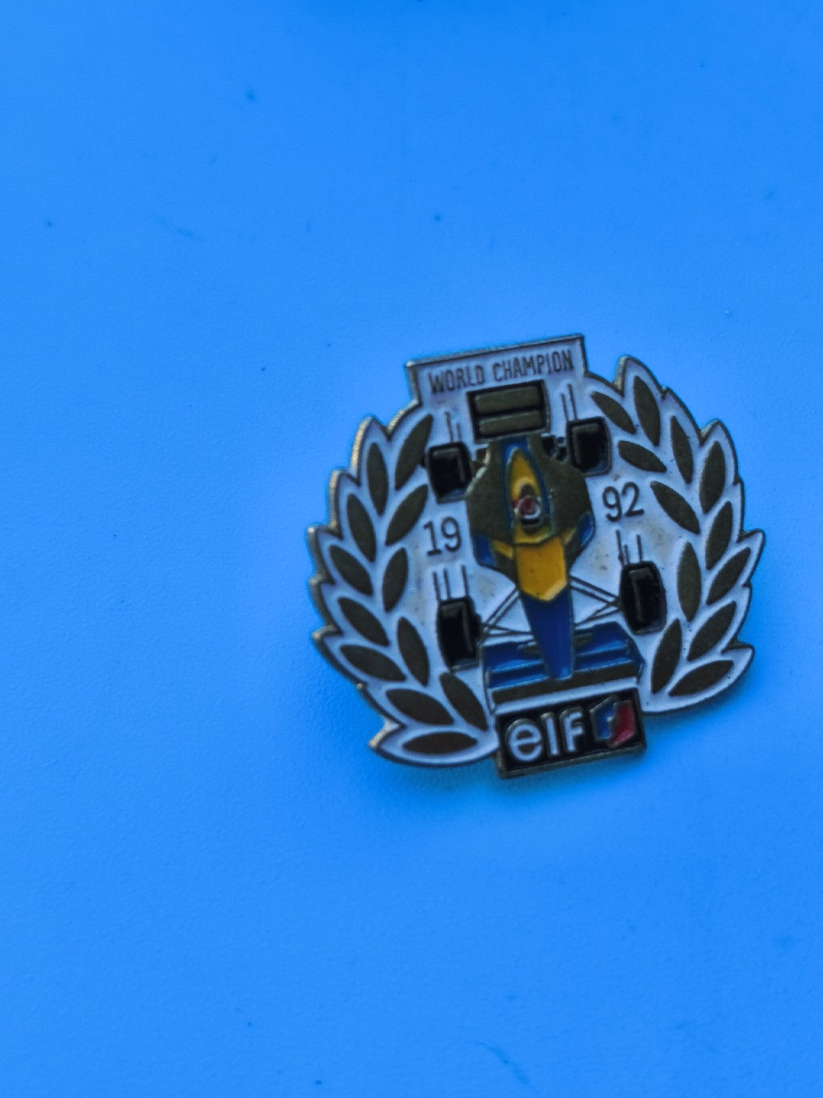 Pin's vintage ELF World Champion 1992 Formule 1 couronne laurier (Ref 8)