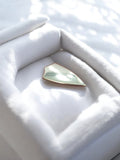 Broche vintage bouclier finition dorée style rétro ancien bijou