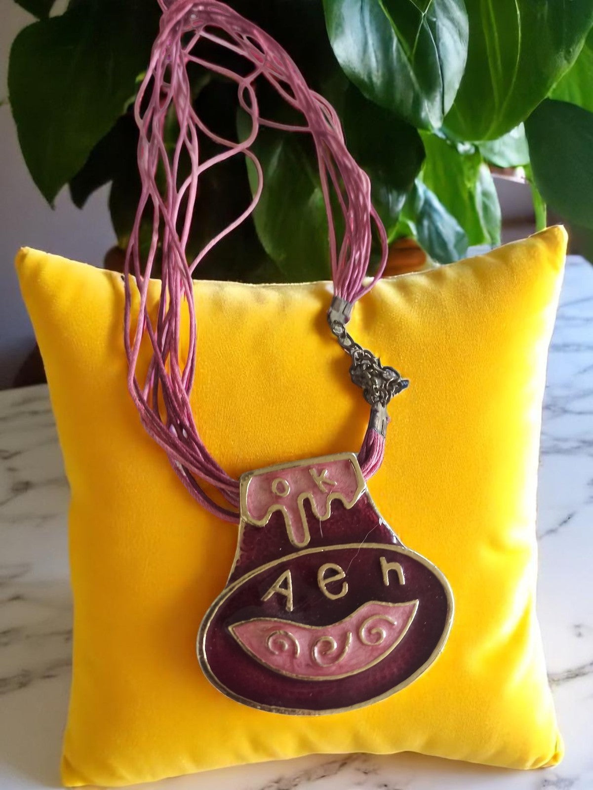 Collier pendentif fantaisie vintage, médaillon émaillé mauve, multi-rangs
