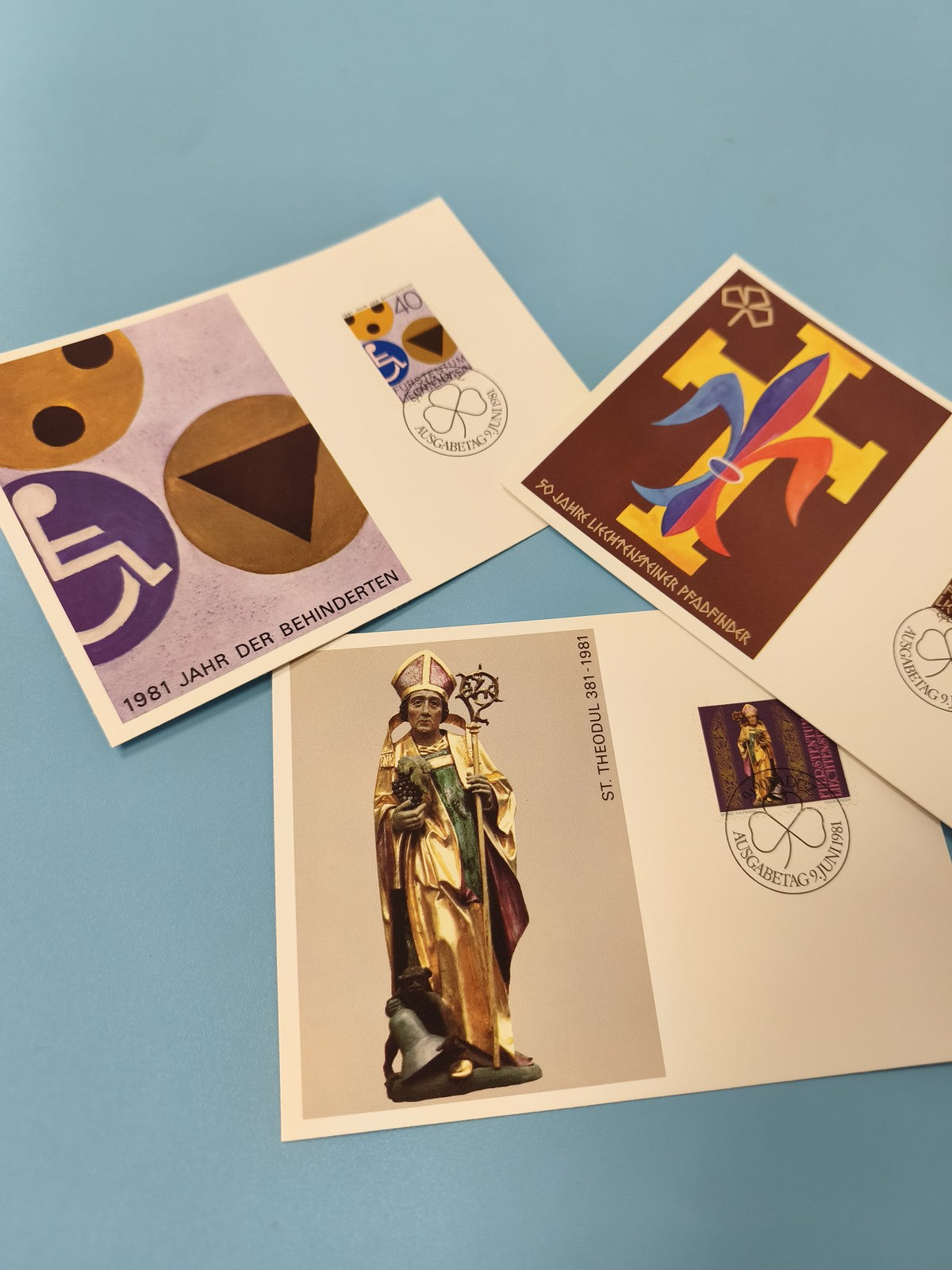 Lot cartes postales thématiques avec timbres oblitérés, motifs variés