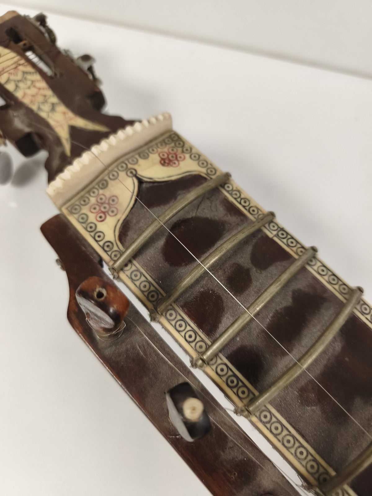 Esraj ancien indien bois et peau, décor gravé, cordes sympathiques