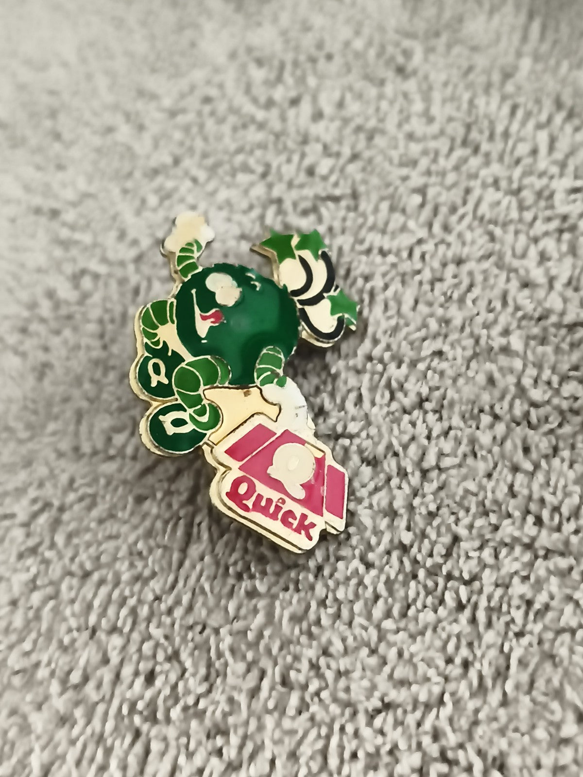 Pin's publicitaire vintage Quick mascotte verte émaillée années 90 fast-food
