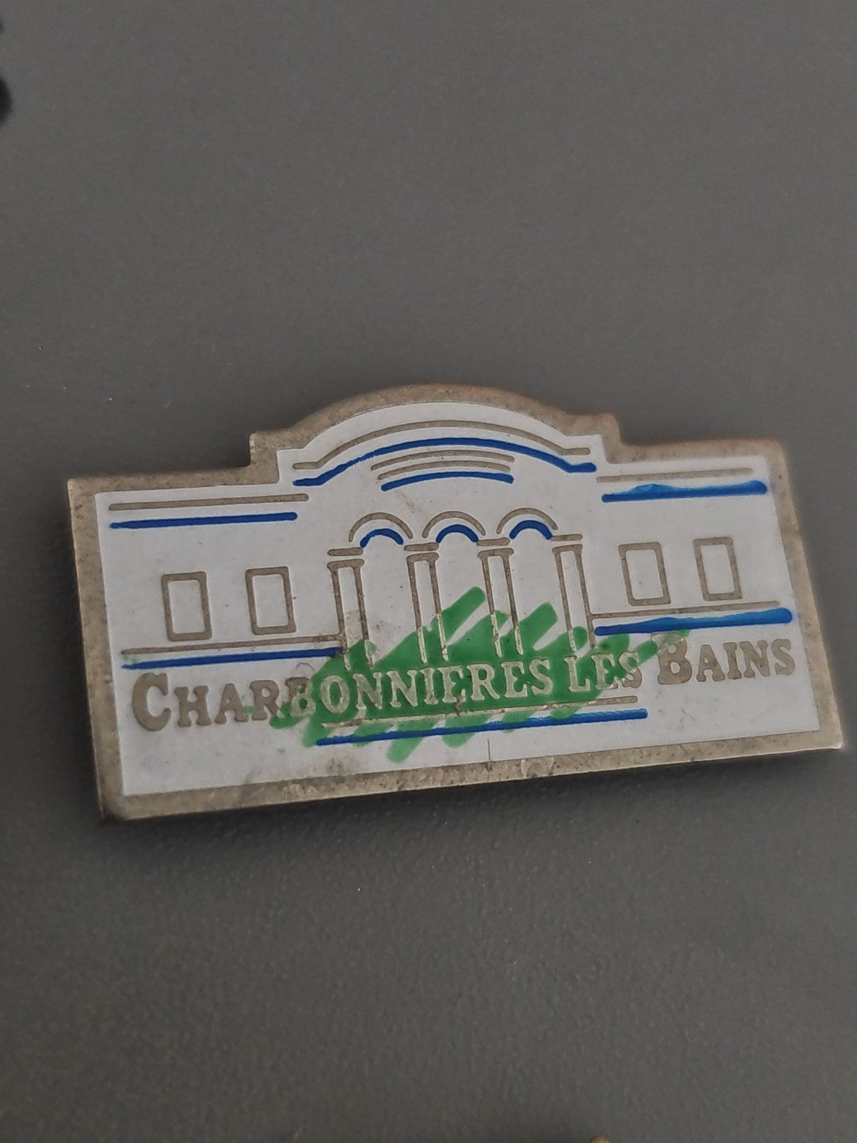 Pin's ancien rétro Charbonnières-les-Bains, badge vintage collection France
