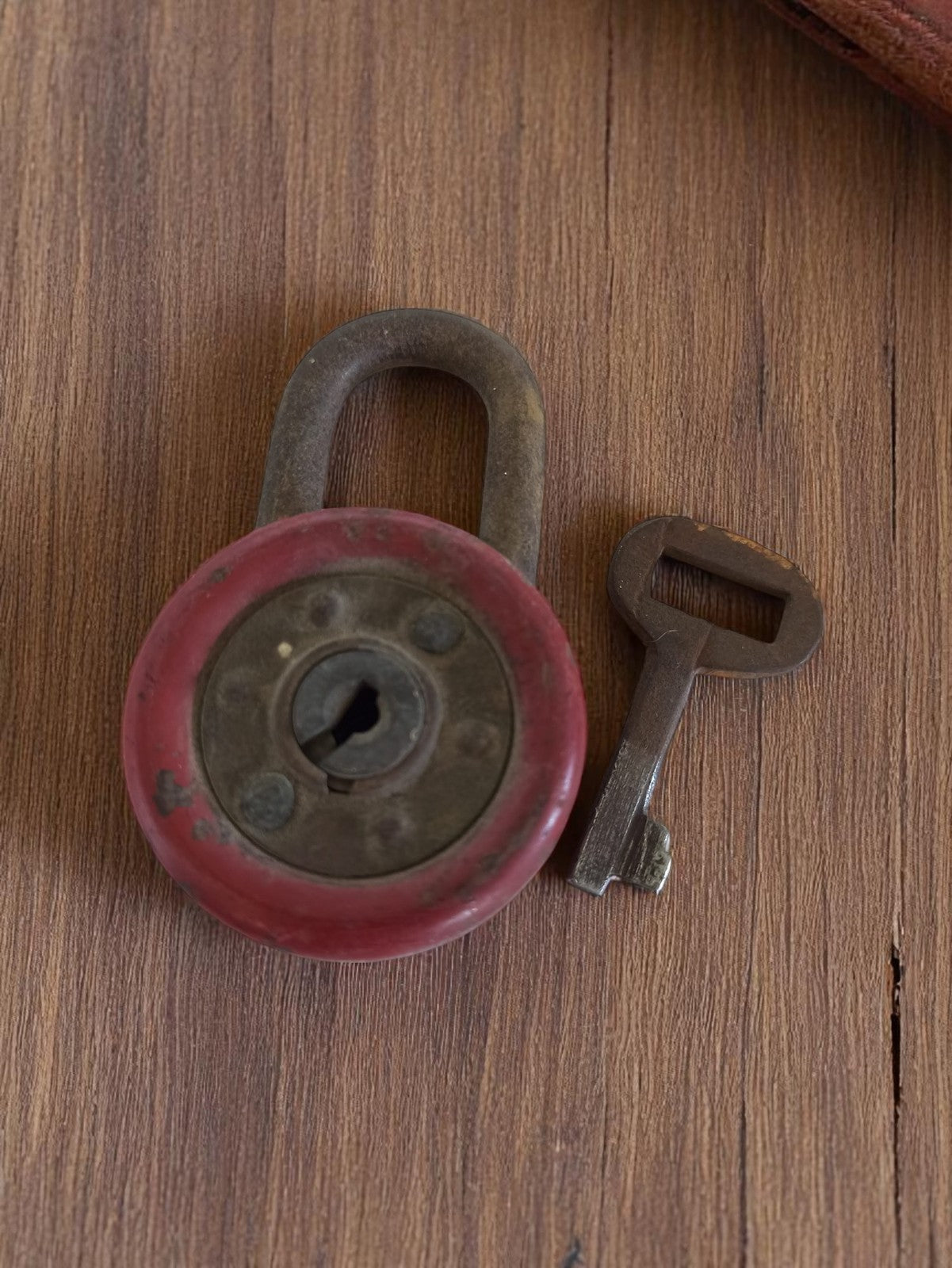 Cadenas vintage rond rouge avec clé laiton rétro ancien serrure padlock