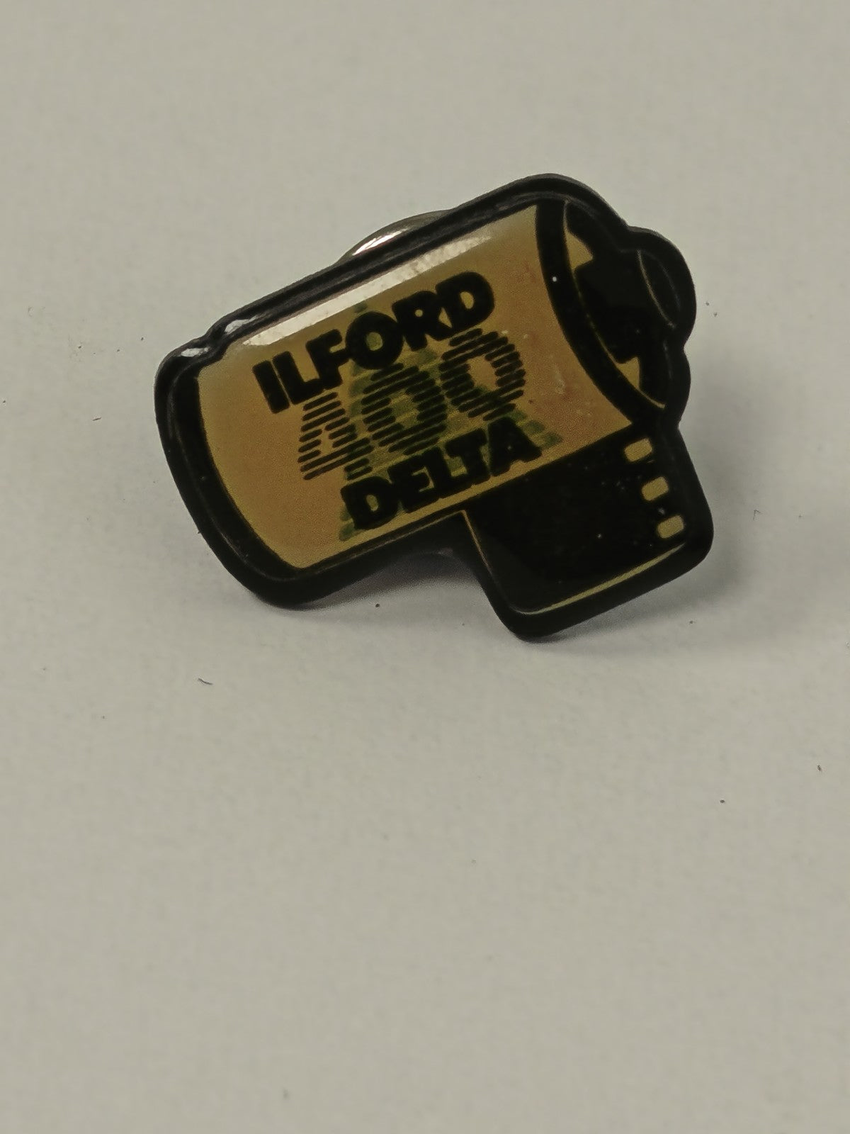 Pin's rétro ancien Ilford, badge photo vintage collection, accessoire années 80