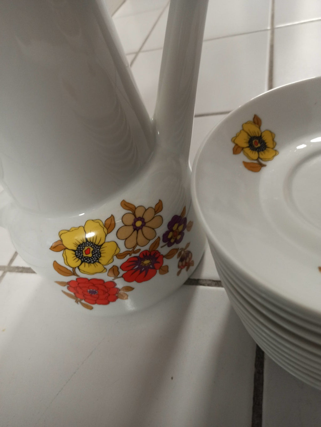 Lot d?assiettes anciennes Berry en porcelaine vintage, collection rétro déco
