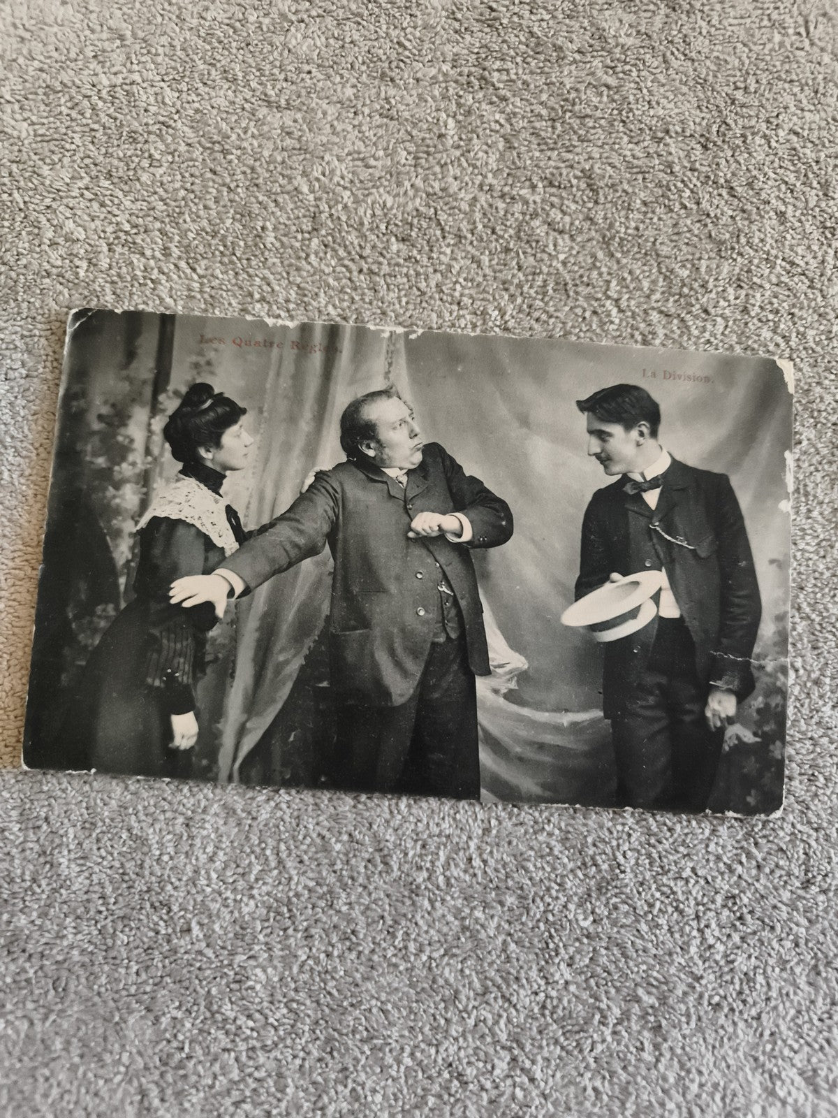 CPA photo Les Quatre Rieds La Division scène costumée début XXe