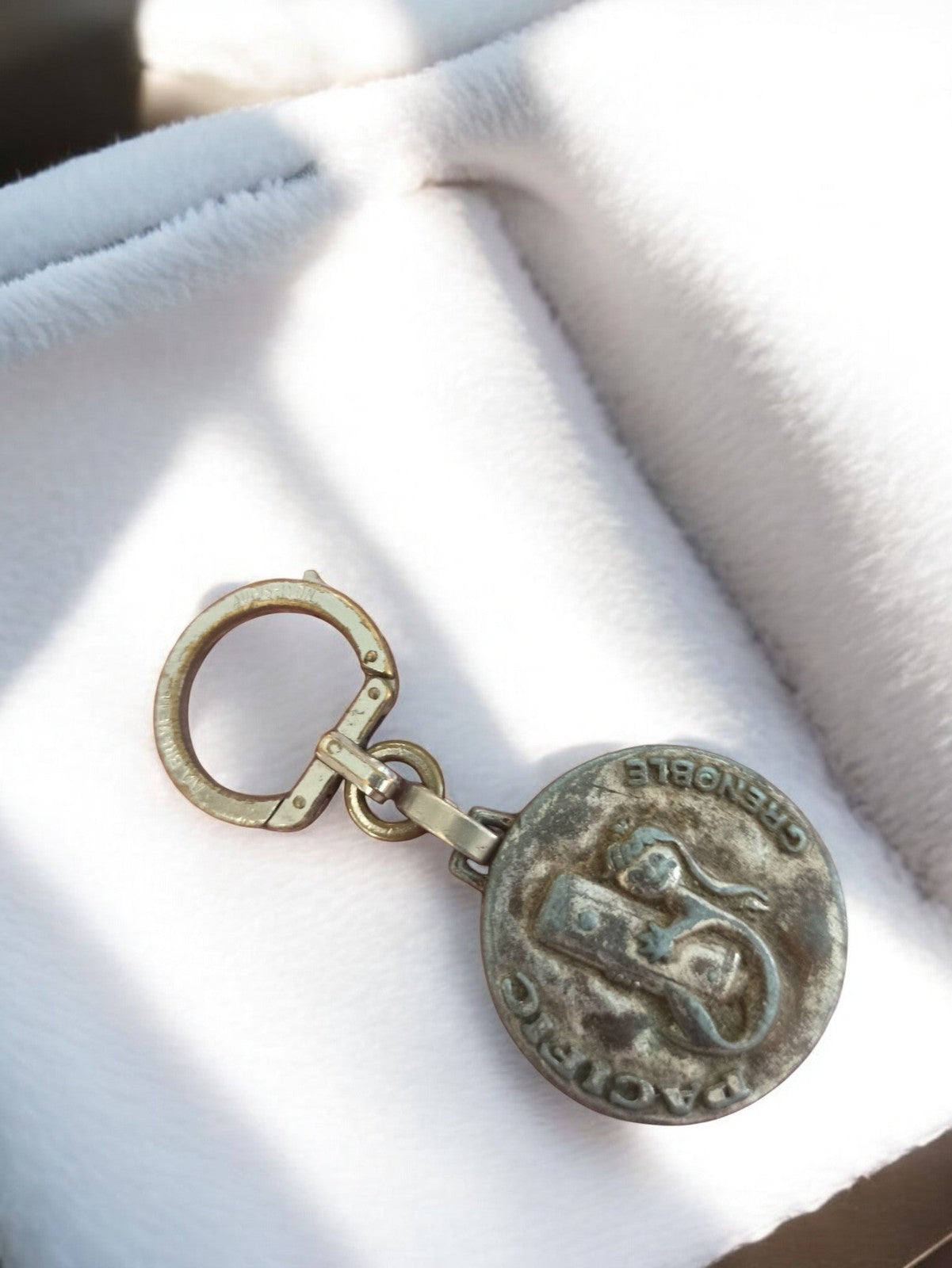 Porte-clés ancien Pacific Grenoble vintage rond métal patiné rétro