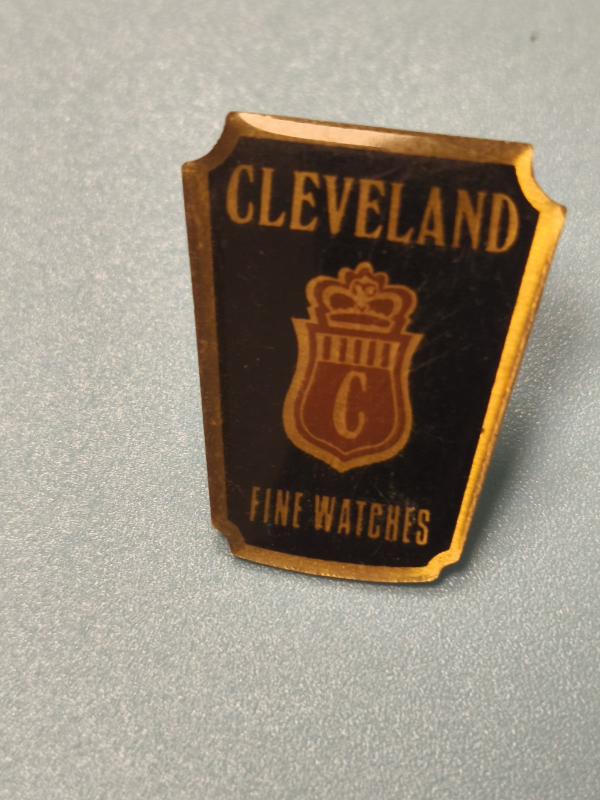 Vintage pin's Cleveland Fine Watches blason doré ancien collection montre