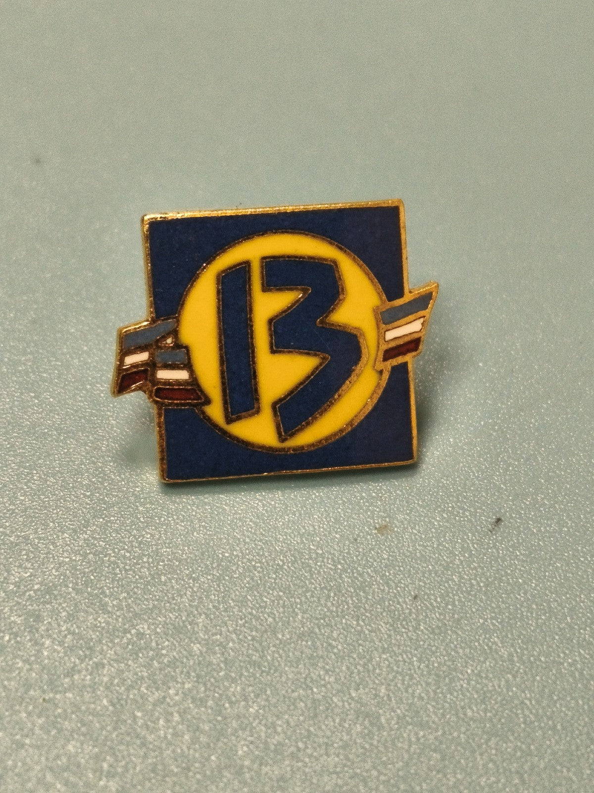 Pin's vintage Bouches-du-Rhône 13, émaillé bleu jaune, collection régionale