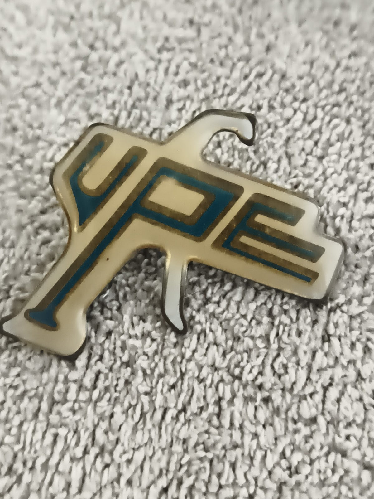 Pin's vintage YPE lettrage graphique bleu beige badge rétro (Ref 4)