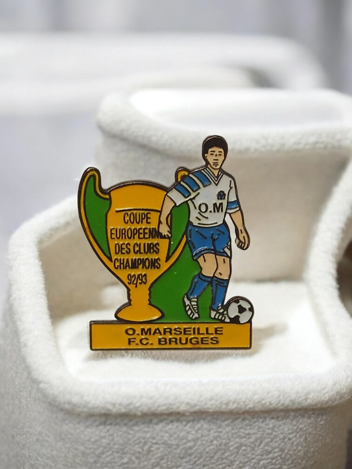 Pin's vintage OM Bruges 92/93 Coupe Europe ancien foot Olympique Marseille