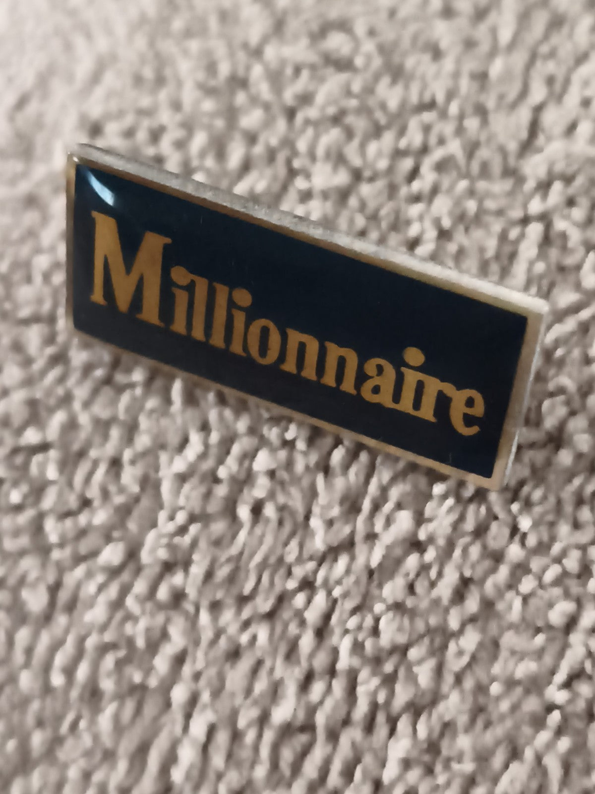 Pin's vintage "Millionnaire" noir et doré, badge broche ancien (Ref 11)