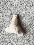 Fossile dent de requin triangulaire aspect beige minéral