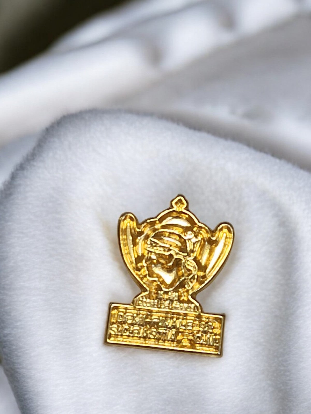 Pin's vintage Olympique de Marseille doré trophée ancien OM football rétro