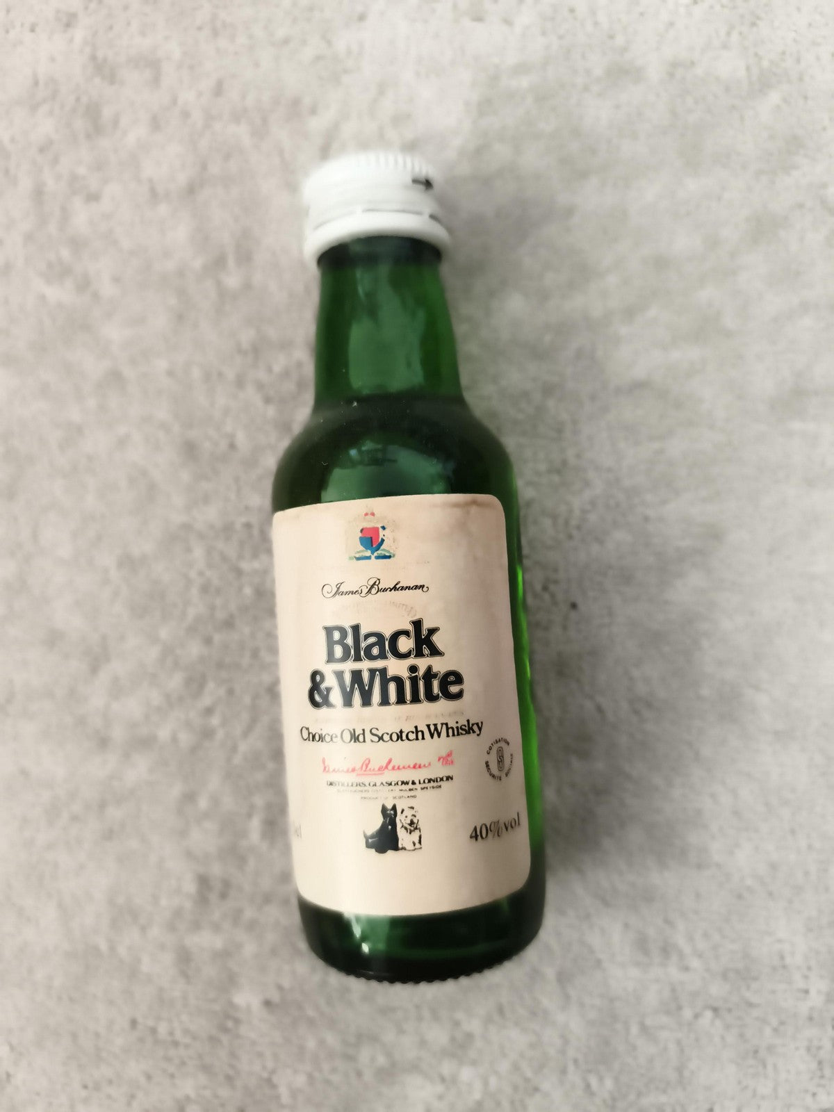 Mini bouteille whisky Black & White 40% verre vert étiquette, miniature alcool