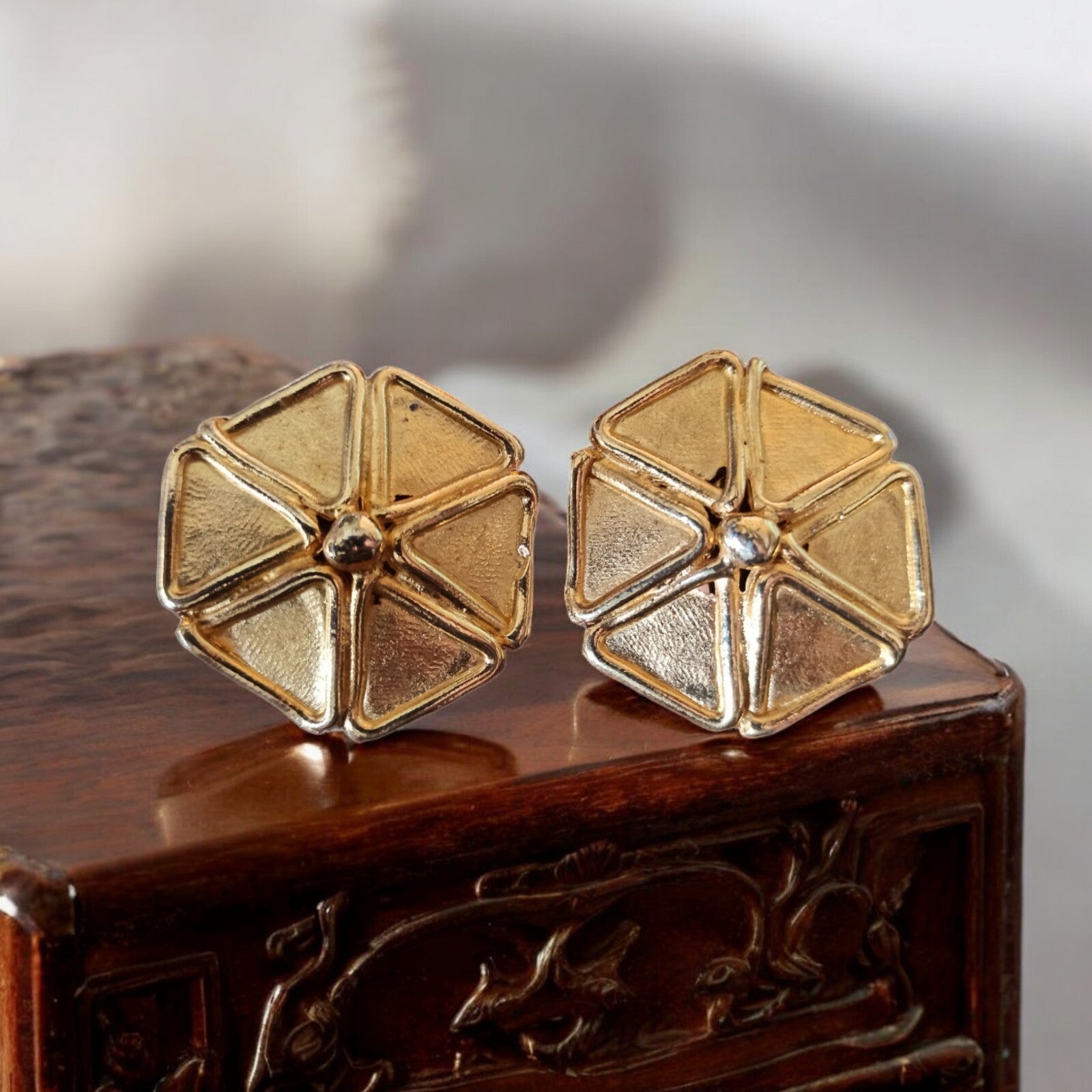 Paire boucles d?oreilles vintage années 70, dorure sur métal, pinces, hexagone