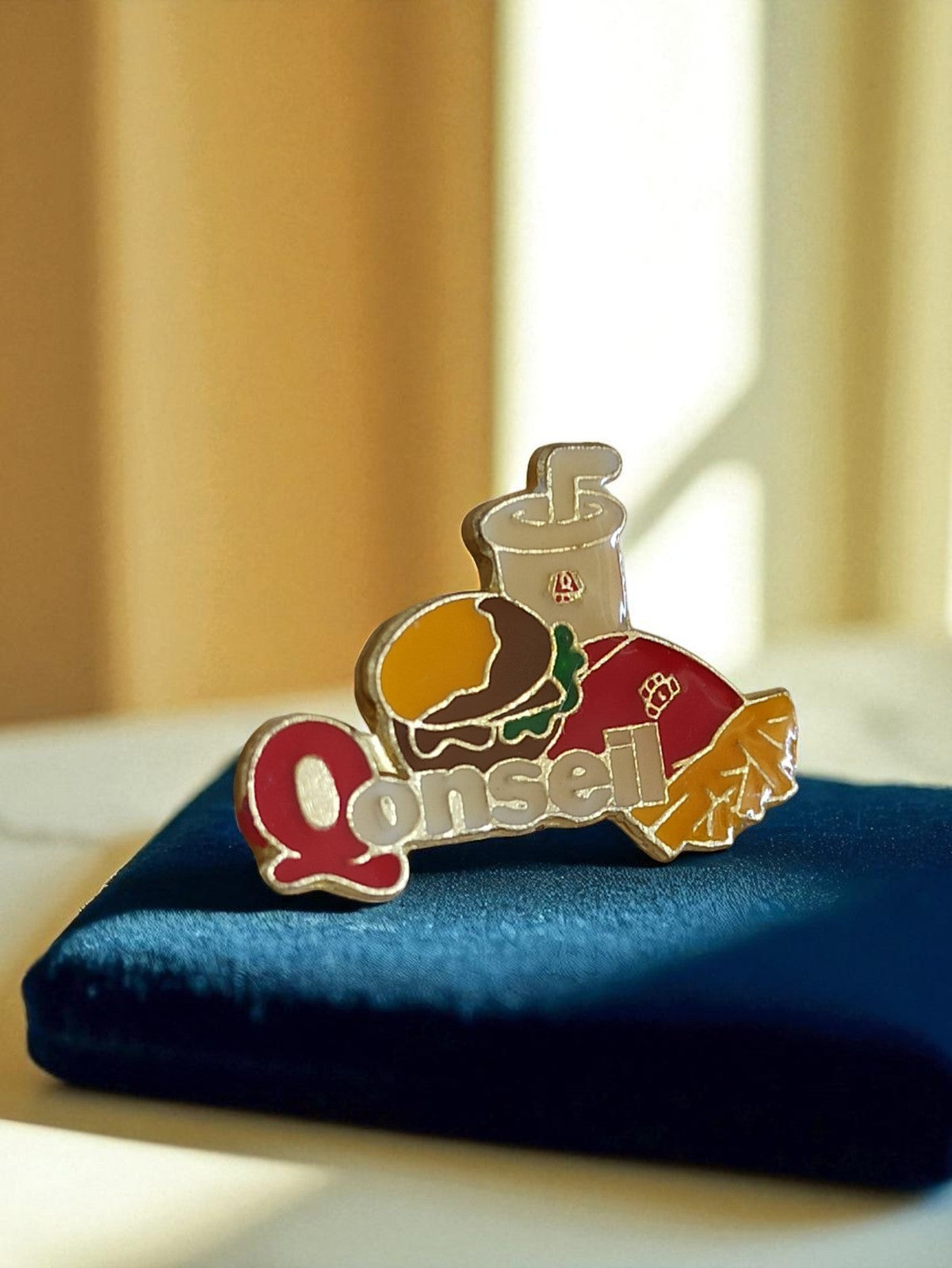Pin's publicitaire vintage QONSEIL fast-food rétro broche ancienne snack