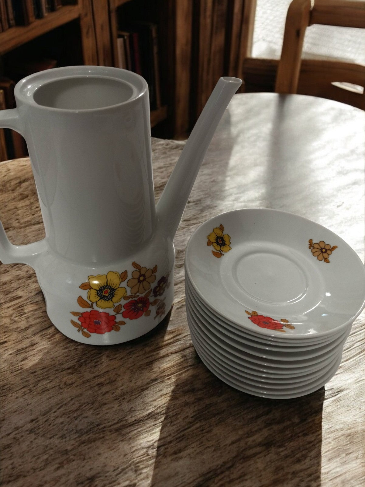 Lot d?assiettes anciennes Berry en porcelaine vintage, collection rétro déco