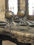 Boucles d’oreilles vintage pendantes motif floral années 70, tons beige et métal