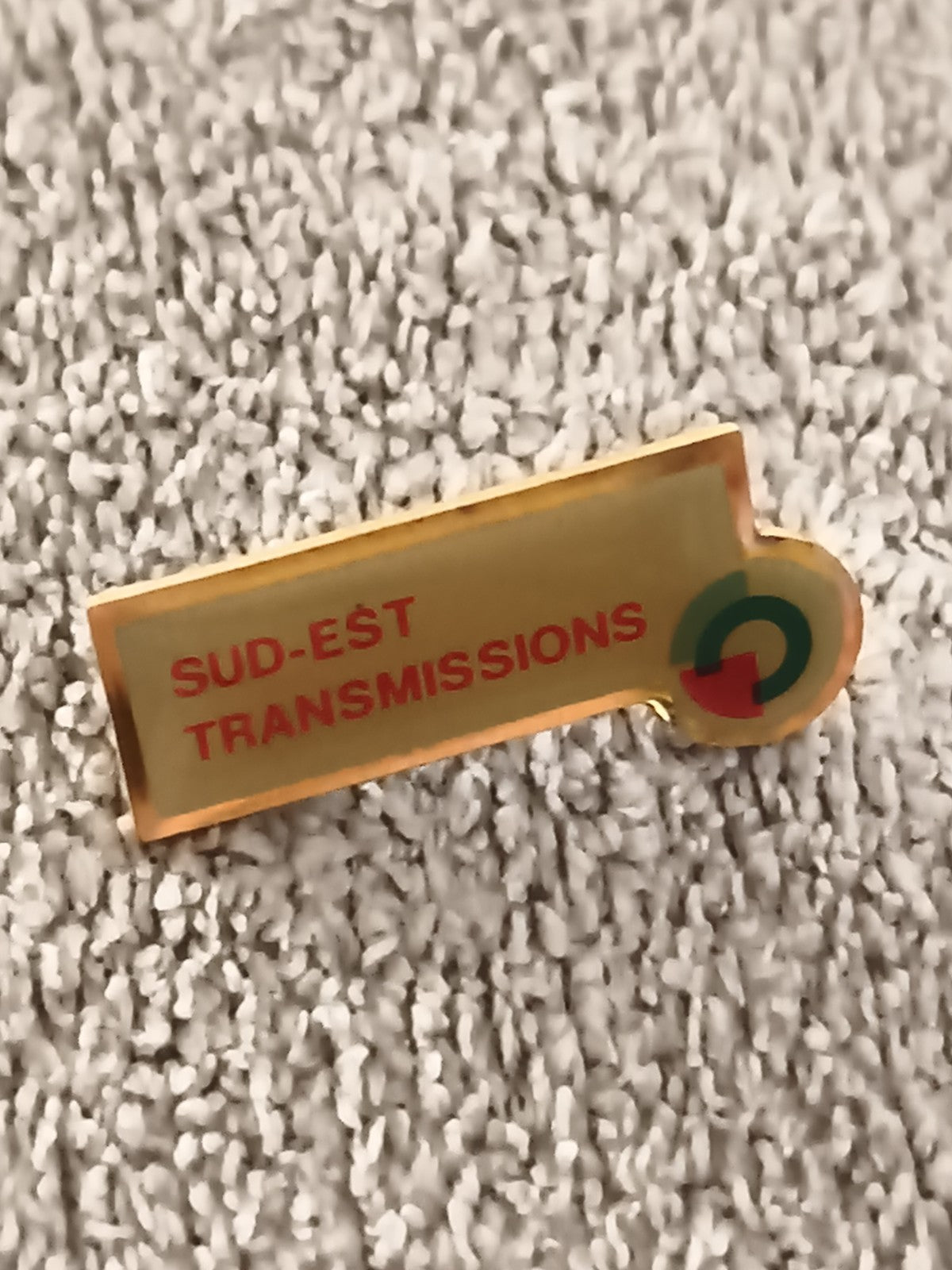 Pin's vintage SUD-EST TRANSMISSIONS logo doré, badge publicitaire ancien (Ref 5)