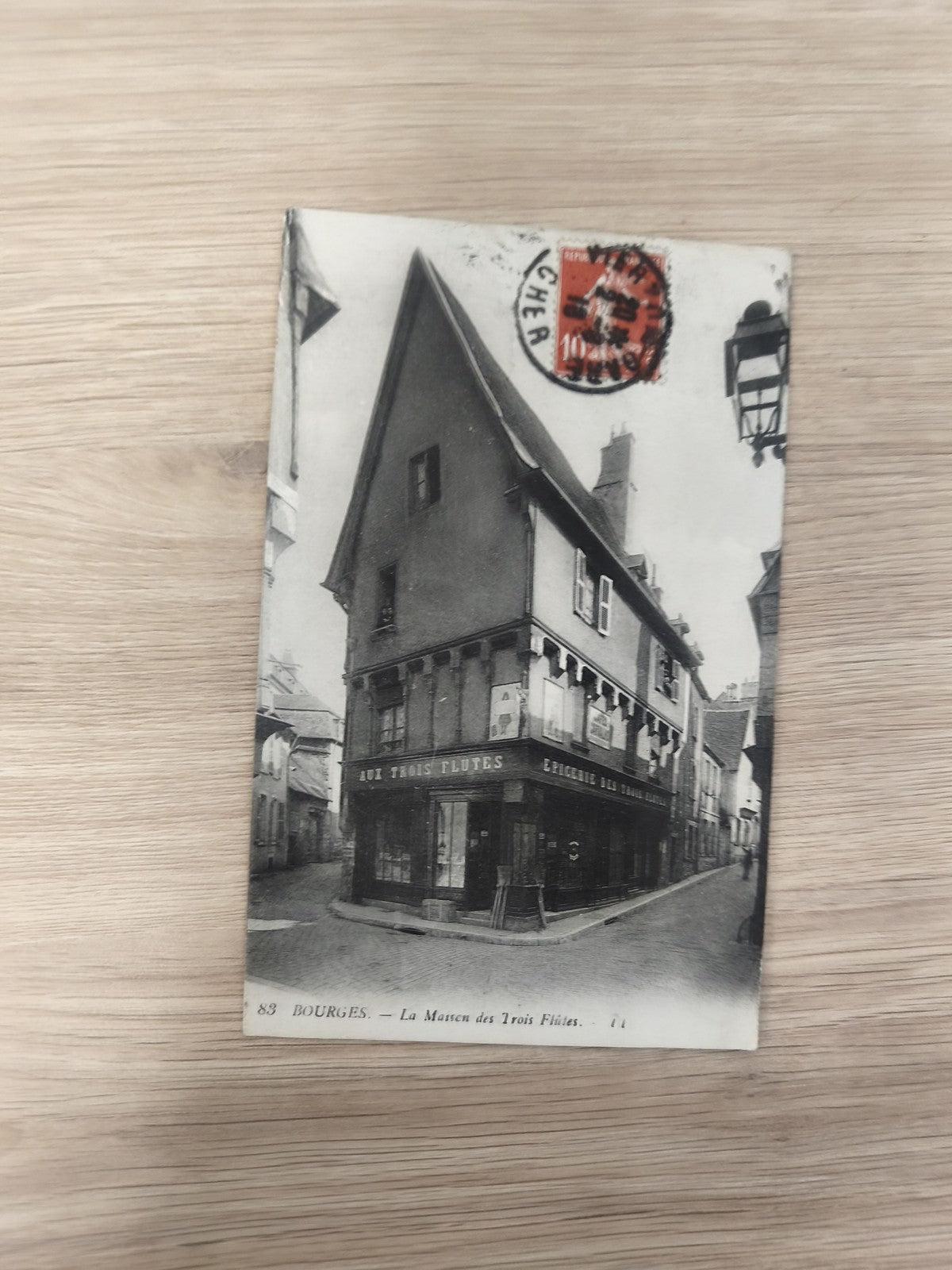 Ancienne carte postale Bourges Maison Trois Flûtes épicerie CPA noir et blanc