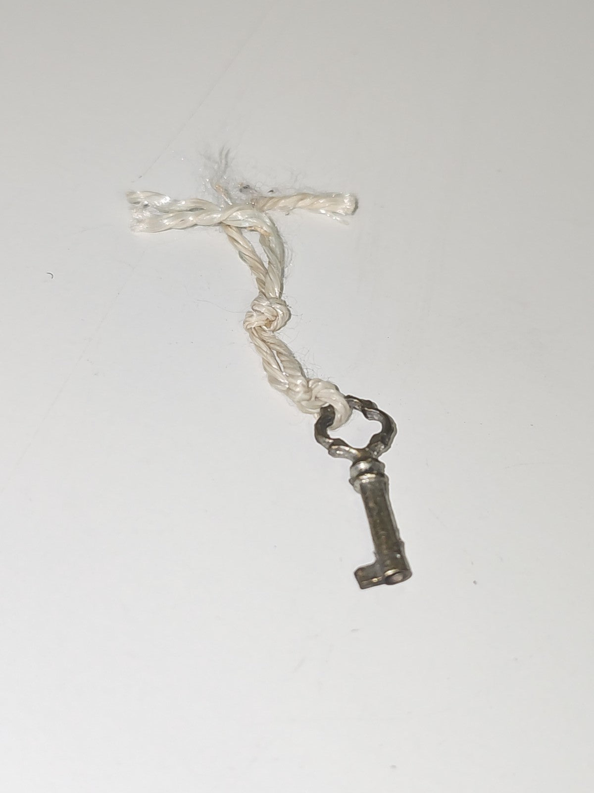 Petite clé ancienne vintage pour montre gousset ou tiroir, accessoire rétro coll