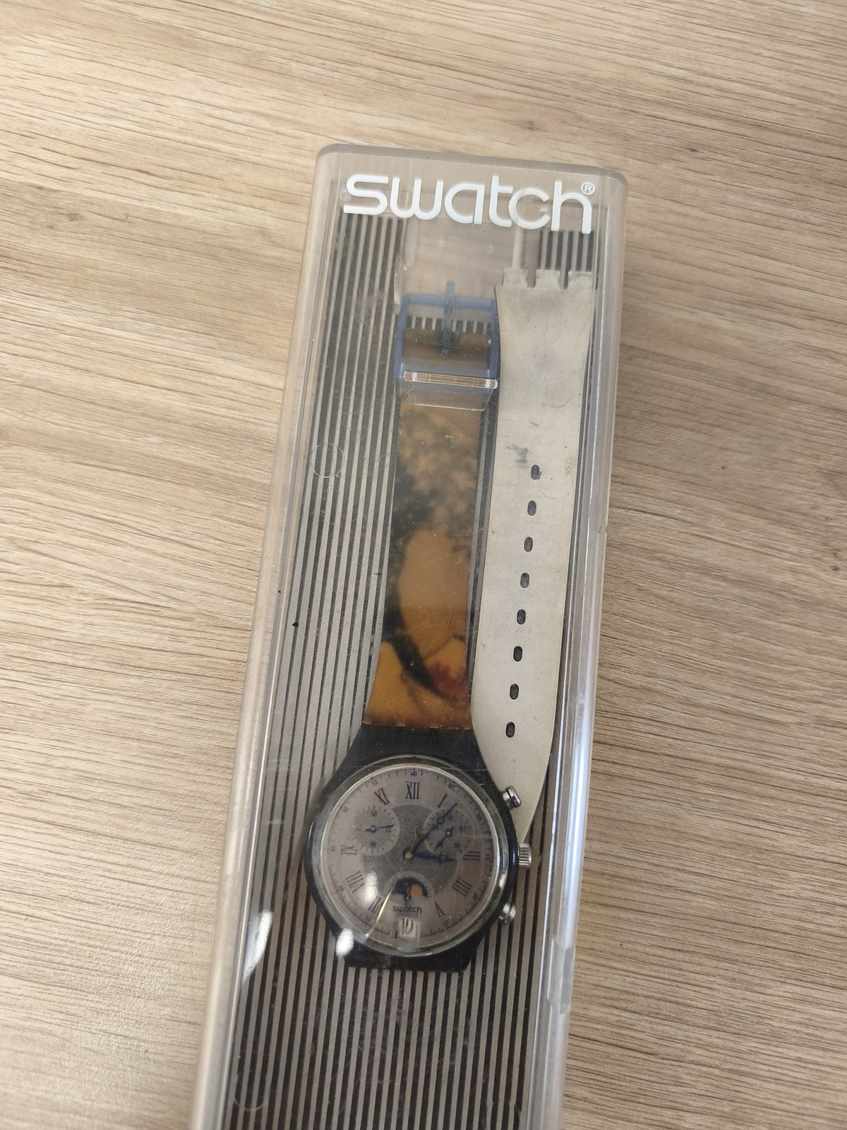 Montre Swatch mixte avec cadran chiffres romains et bracelet bicolore d'occasion
