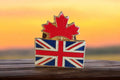 Pin's vintage Canada feuille érable et Union Jack émaillé drapeau ancien
