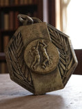 Médaille basket vintage métal, trophée rétro octogonal, joueur relief